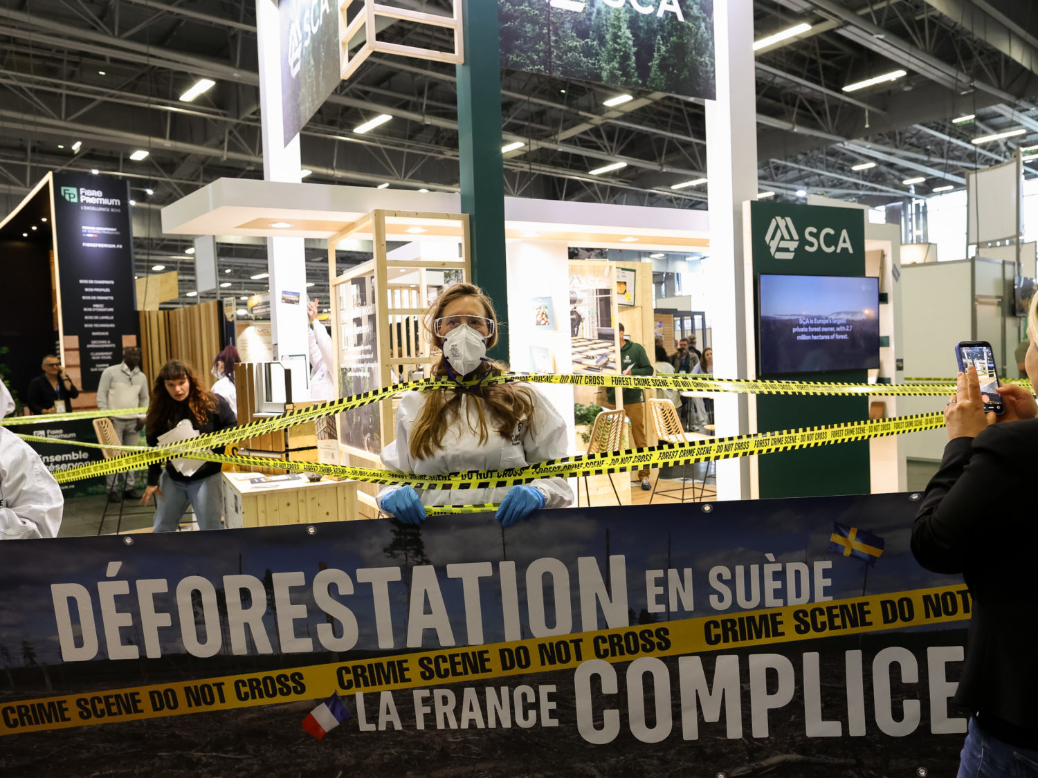 Revêtus de combinaisons blanches de la police scientifique, les activistes de Canopée ont débarqué par surprise sur le stand de SCA, au Carrefour International du Bois, à Nantes.