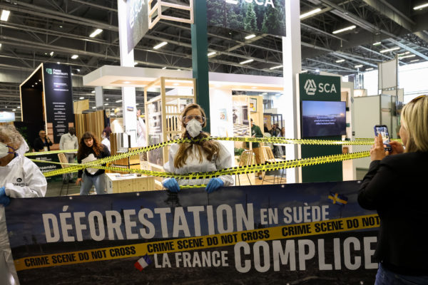 Revêtus de combinaisons blanches de la police scientifique, les activistes de Canopée ont débarqué par surprise sur le stand de SCA, au Carrefour International du Bois, à Nantes.